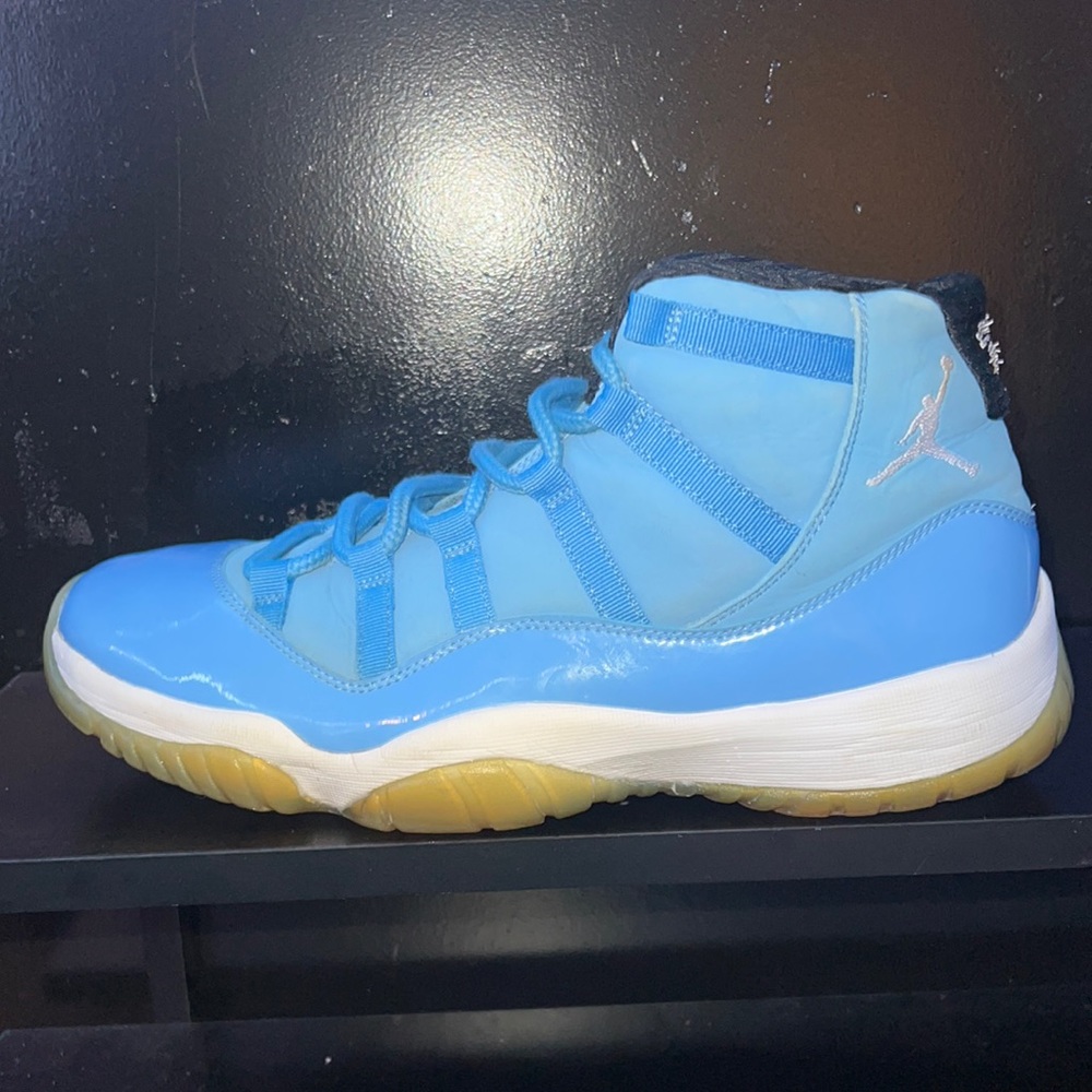 Air Jordan 11 Pantone